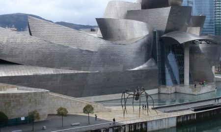 बिलबाओ गुगेनहेन संग्रहालय स्पेन फ्रैंक गेहरी प्रसिद्ध इमारत