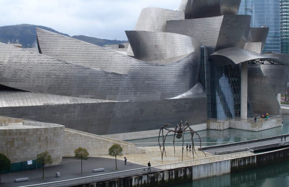 बिलबाओ गुगेनहेन संग्रहालय स्पेन फ्रैंक गेहरी प्रसिद्ध इमारत